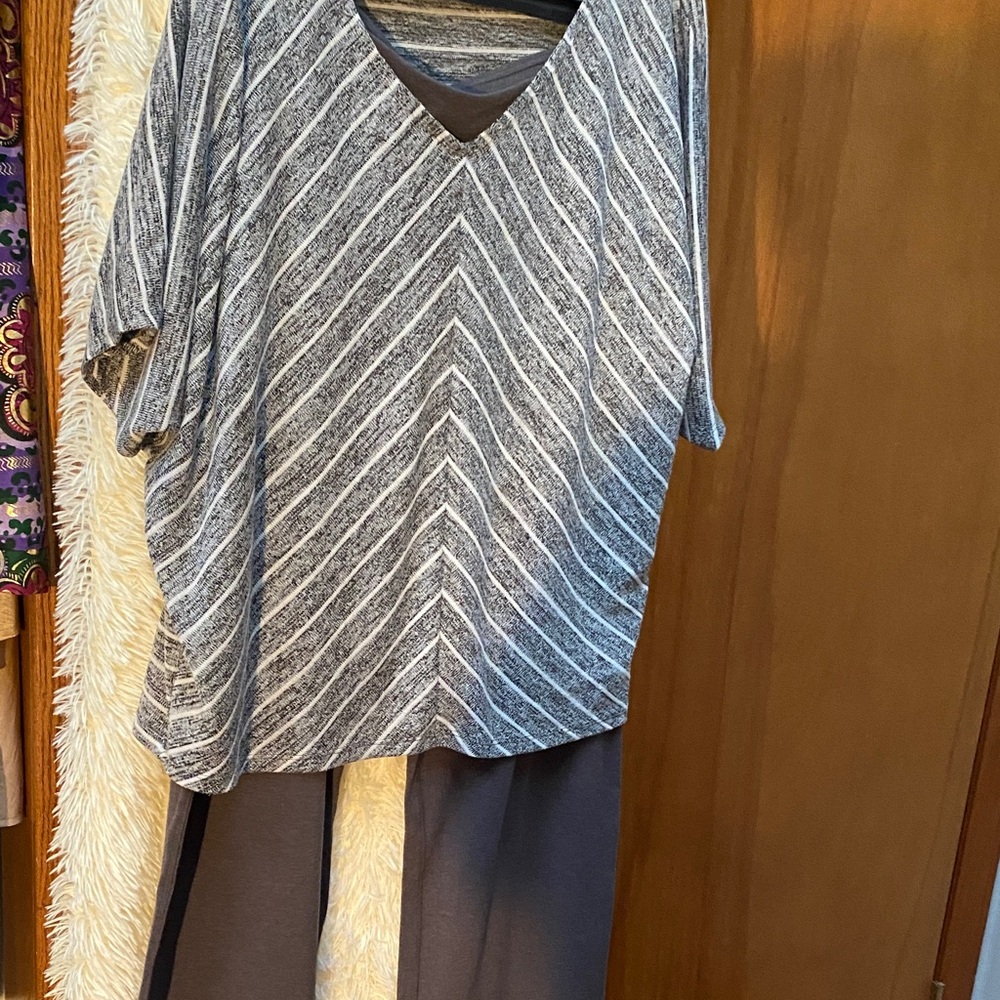 Mix And Match Women’s Cato Top (22/24W) and Mix & Co Pants (2X).